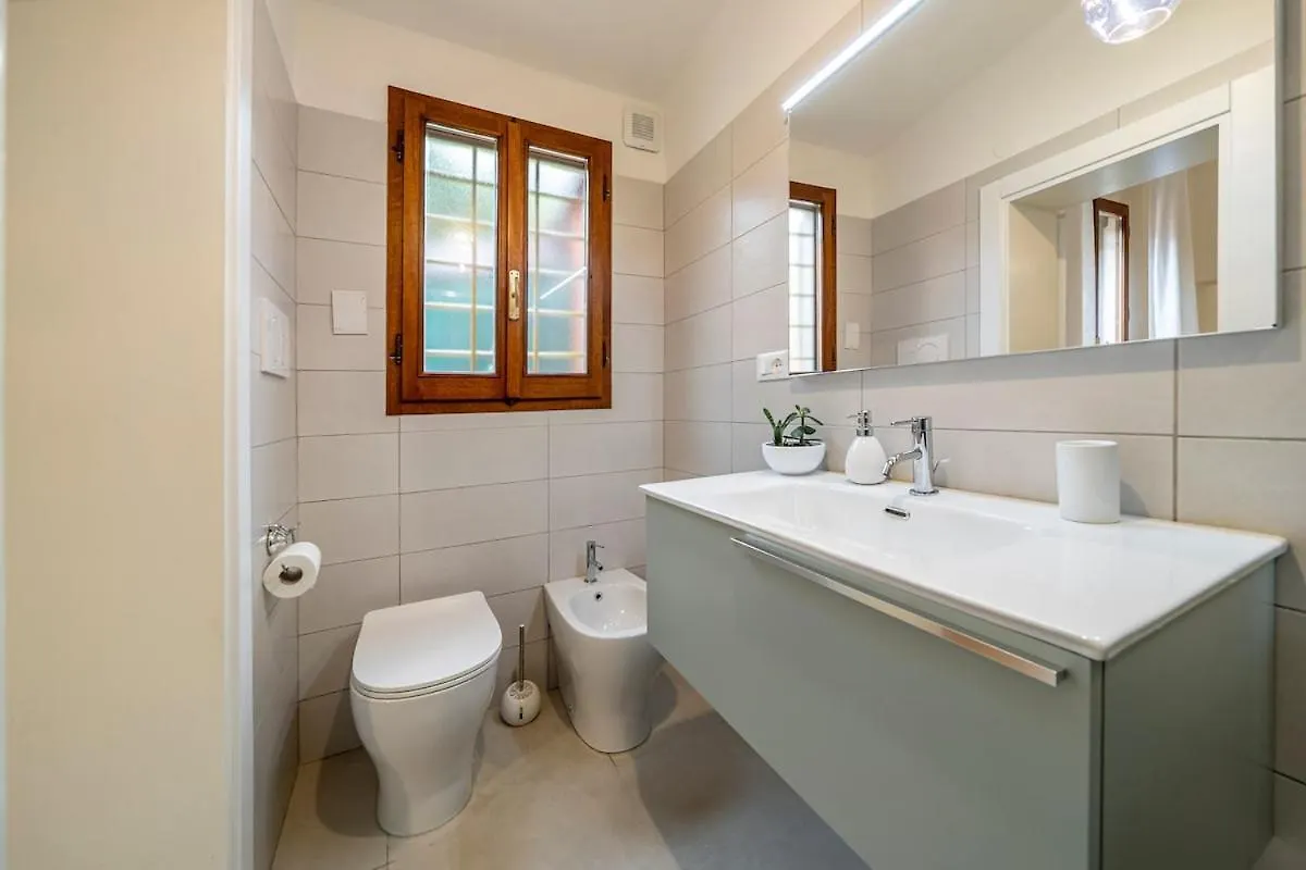 City Centre - Beautiful Cottage With Garden بولونيا 0*,